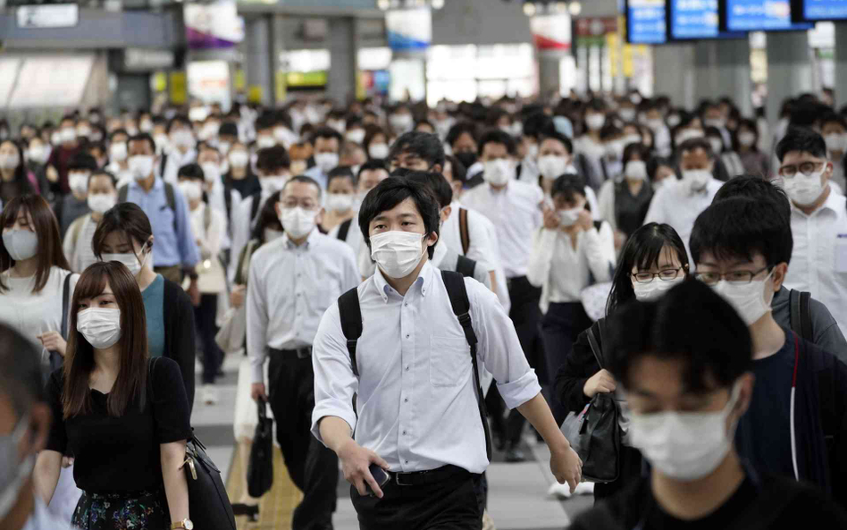 Mieszkańcy Tokio na dworcu Shinagawa