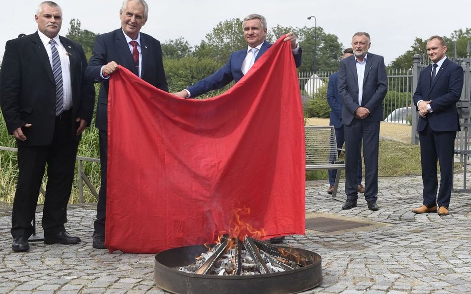 Prezydent zwołał konferencję, na której spalił bokserki