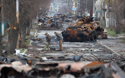 Ulica w Buczy pod Kijowem, spalone rosyjskie pojazdy opancerzone.