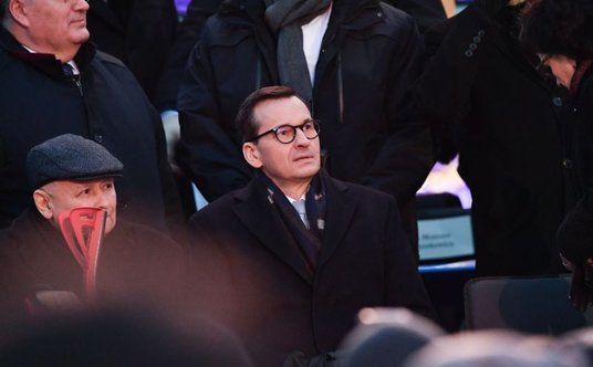 Premier RP Mateusz Morawiecki i prezes PiS Jarosław Kaczyński oczekują na przemówienie prezydenta US