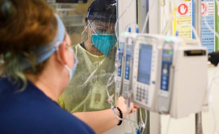 Epidemia w Polsce - raport Ministerstwa Zdrowia: Zmarło 438 osób