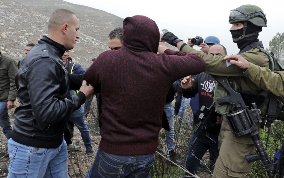 HRW: Izrael dławi prawa Palestyńczyków jak za czasów kolonii