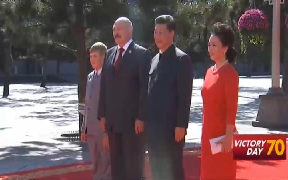 Aleksandr Łukaszenko i jego syn Mikołaj z przywódcą Chin Xi Jinpingiem i jego małżonką