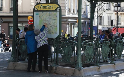 Uwaga turyści! Słone kary za jazdę w Paryżu na gapę
