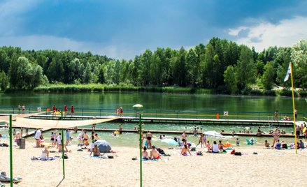Wysokie temperatury w ostatnich tygodniach sprawiły, że część miast już otworzyła kąpieliska pod chm