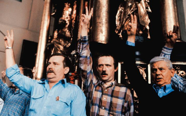 Niepojęty (dziś) triumwirat z roku 1982: Lech Wałęsa, Adam Michnik (ten wąsik...) oraz Zbigniew Herb