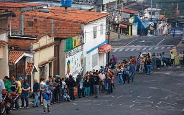 W Wenezueli kolejki nikogo nie dziwią. Przecież rzucili płyn do prania i szampon.