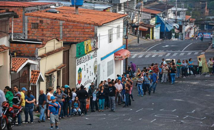 W Wenezueli kolejki nikogo nie dziwią. Przecież rzucili płyn do prania i szampon.