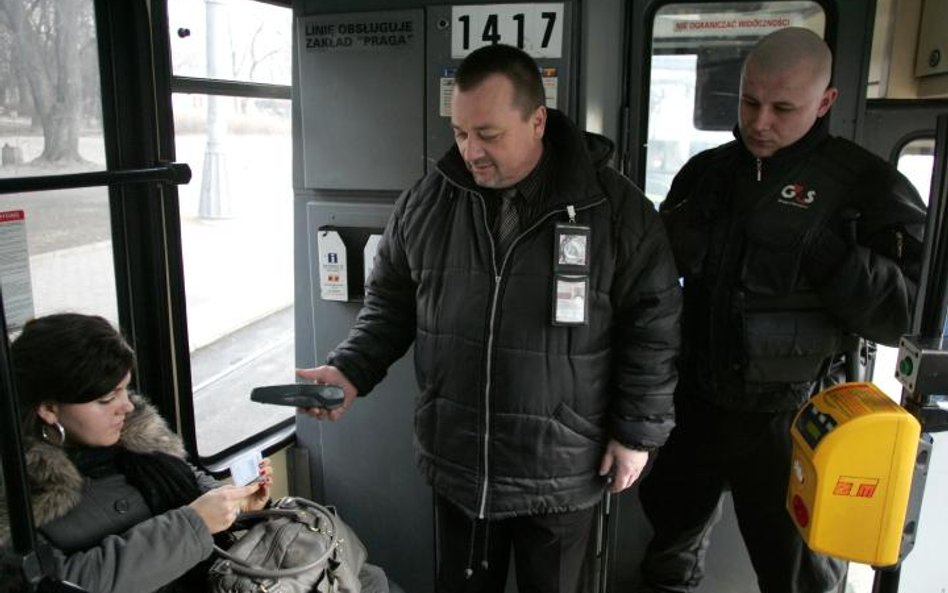 Kontrola biletów w warszawskim tramwaju