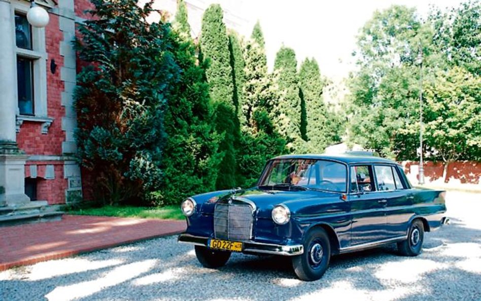 Na rynku można znaleźć zarówno tańsze, jak i droższe modele mercedesa W110. Tego na zdjęciu właścici