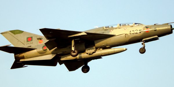 Vojaško letalo strmoglavilo na šolo v Bangladešu, ranjenih več učencev