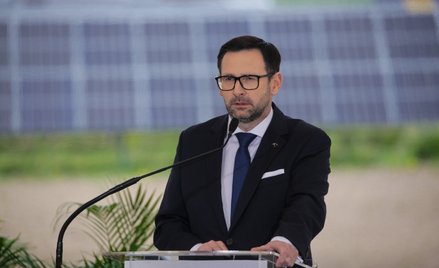 Prezes PKN Orlen Daniel Obajtek podczas konferencji prasowej na terenie farmy fotowoltaicznej w Wiel