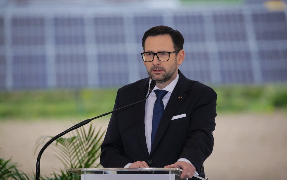 Prezes PKN Orlen Daniel Obajtek podczas konferencji prasowej na terenie farmy fotowoltaicznej w Wiel