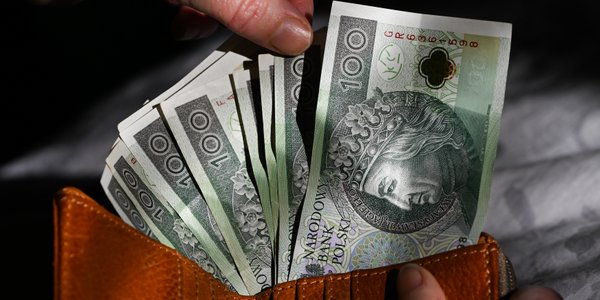 Napięcia geopolityczne uderzają w złotego. Dolar i frank w górę