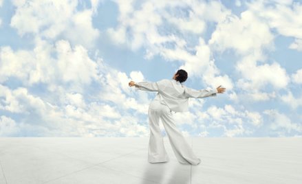 „Cloud Dancer wycisza umysł, zachęca do prawdziwej relaksacji i skupienia” – piszą eksperci Pantone'