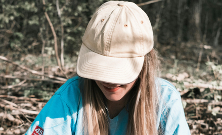 „Dad Hat” to jeden z najpopularniejszych trendów tego lata.