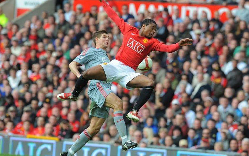 Steven Gerrard (z lewej) z Liverpool i Patrice Evra z Manchesteru