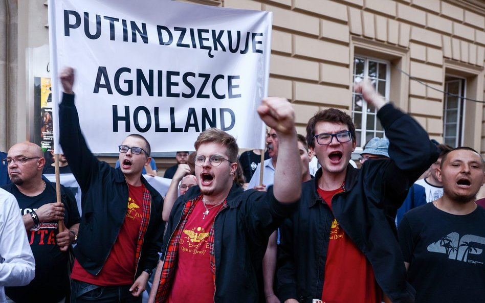 Protest „Murem za polskim mundurem” przed kinem Pod Baranami w Krakowie podczas przedpremierowego po