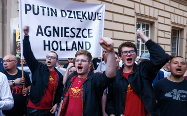 Protest „Murem za polskim mundurem” przed kinem Pod Baranami w Krakowie podczas przedpremierowego po