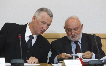 Przewodniczący PKW Stefan Jaworski (z lewej) i sekretarz Kazimierz Czaplicki