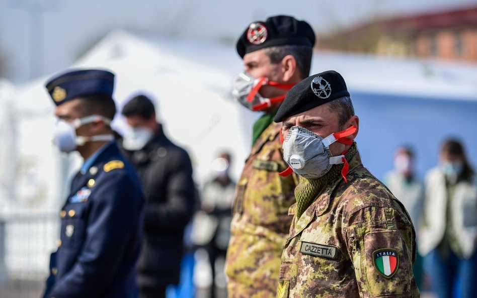 Żołnierze na ulicach włoskich miast