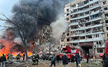 Rosyjska rakieta trafiła blok mieszkalny w mieście Dniepr. Są ofiary i ranni