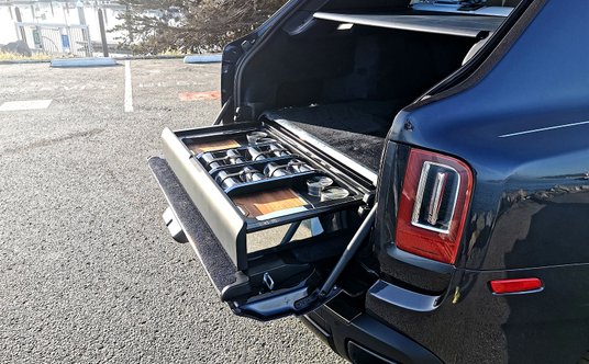 Pod podłogą bagażnika jest wysuwana szuflada z dwoma fotelami lub...