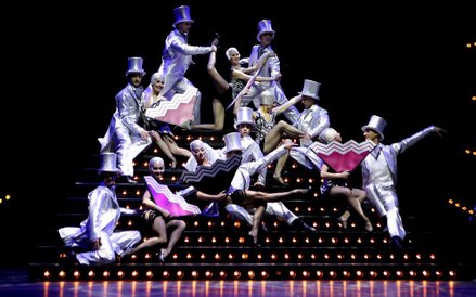 "Crazy for You" rozgrywa się w nietypowym, jak na musical, pejzażu, czyli na pustyni w Nevadzie. Tea