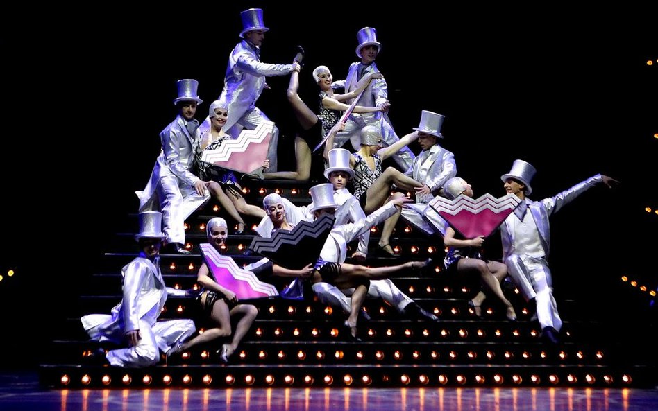 "Crazy for You" rozgrywa się w nietypowym, jak na musical, pejzażu, czyli na pustyni w Nevadzie. Tea