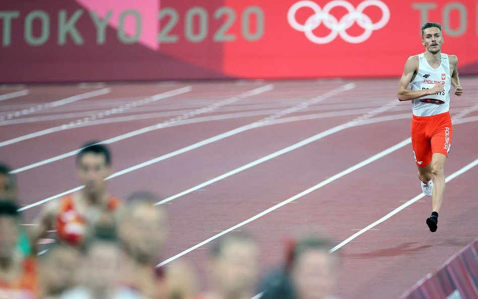 Michał Rozmys w jednym bucie w półfinałowym biegu na 1500 m