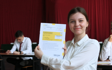 Maturzystka przed egzaminem maturalnym z języka polskiego w II LO im. Marii Skłodowskiej-Curie w Gor