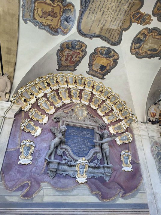 Herby dawnych studentów zdobią ściany i sufity Archigimnazjum