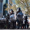 W australijskim Melbourne specjalne oddziały policji musiały powstrzymywać przeciwników kwarantanny