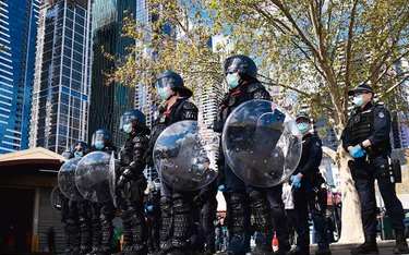 W australijskim Melbourne specjalne oddziały policji musiały powstrzymywać przeciwników kwarantanny