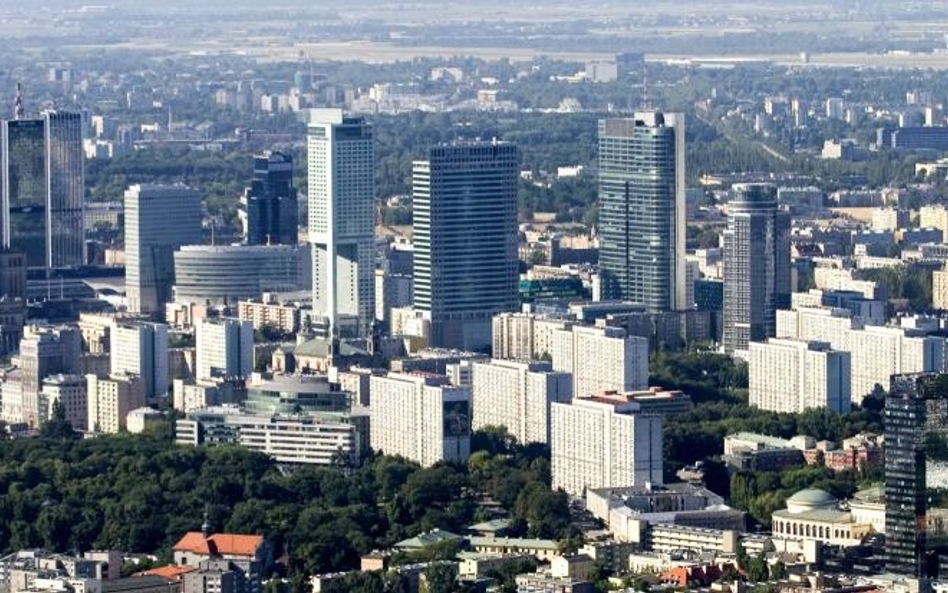 Jedna z agencji oferuje w Warszawie 72-metrowy apartament za 2,9 mln zł, co daje stawkę 39 tys. zł z