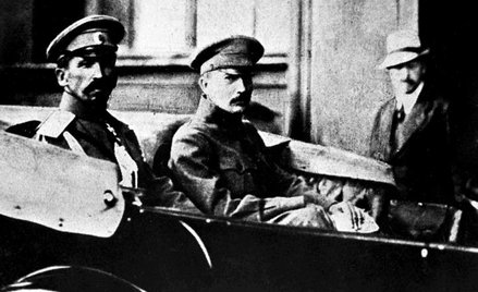 Borys Sawinkow (z prawej, obok generała Korniłowa). Jesienią roku 1917 mógł jeszcze marzyć o „trzeci
