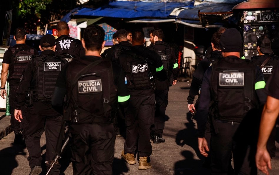 Funkcjonariusze policji w Rio de Janeiro podczas akcji wymierzonej w działalność gangu
