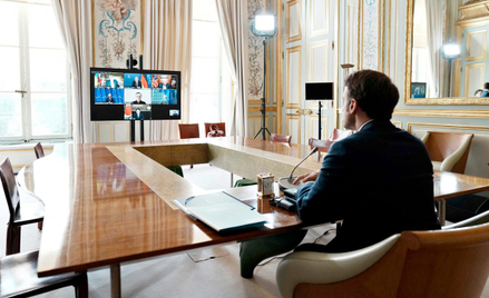 Prezydent Emmanuel Macron podczas wideoszczytu G7 i debaty na temat Rosji