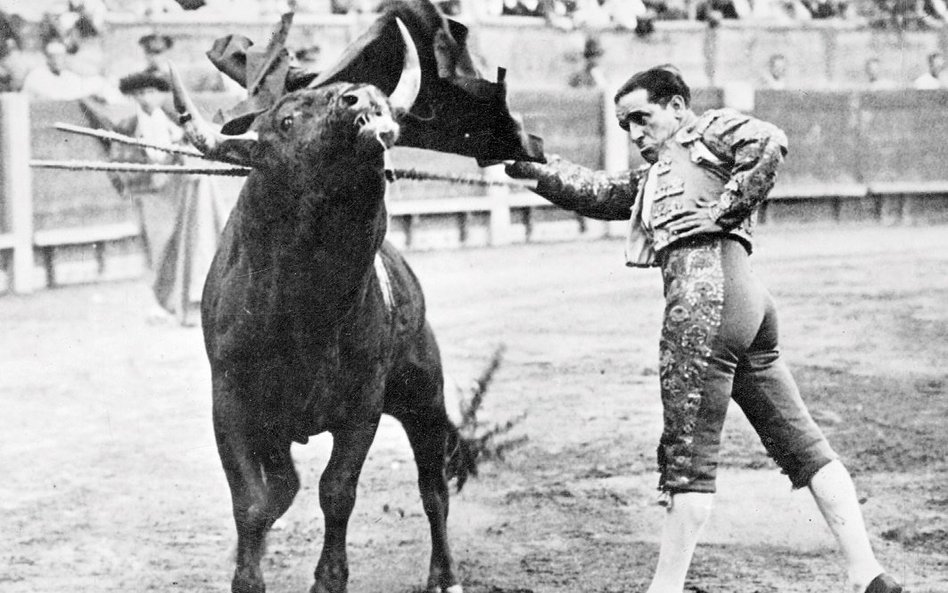 Juan Belmonte, prosty chłopak znikąd, wyrósł na żywą legendę. Ludzie odbierali go z areny i nieśli d