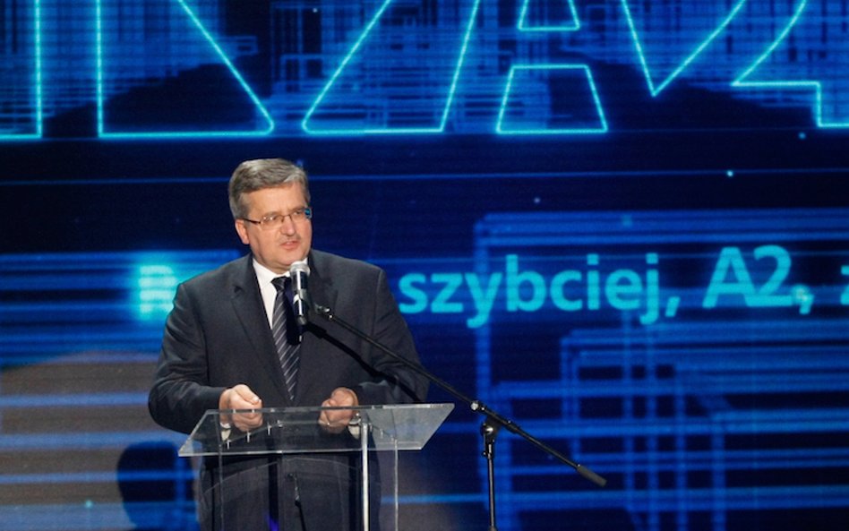 Prezydent Komorowski samolotem na autostradę