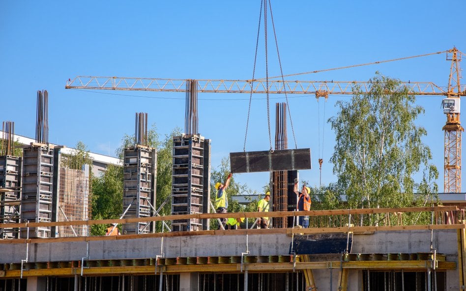 Fiskus przypomniał, że dla budynków niemieszkalnych roczna stawka amortyzacyjna wynosi 2,5 proc., w 