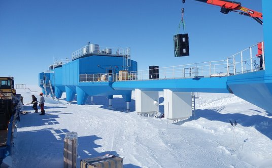 Halley Research Station, brytyjska stacja badawcza na Lodowcu Szelfowym Brunta, skąd oderwała się wi