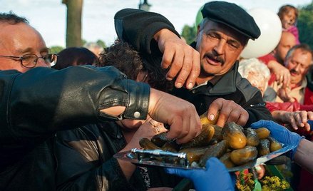 Kulminacyjny punkt jarmarku ogórkowego w Kaliszu Pomorskim – degustacja ogórków, które kisiły się od