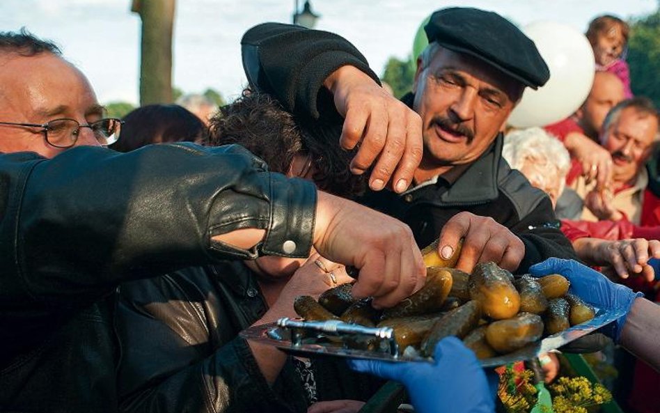 Kulminacyjny punkt jarmarku ogórkowego w Kaliszu Pomorskim – degustacja ogórków, które kisiły się od