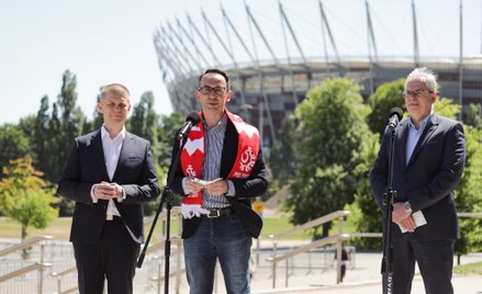 Minister infrastruktury Dariusz Klimczak (2L) oraz prezes Zarządu PKP Intercity Janusz Malinowski (P
