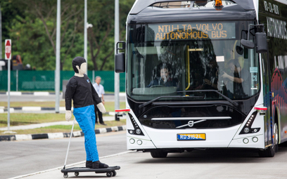 Autonomiczny autobus Volvo testowany w Singapurze pod kątem bezpieczeństwa pieszych i osób korzystaj