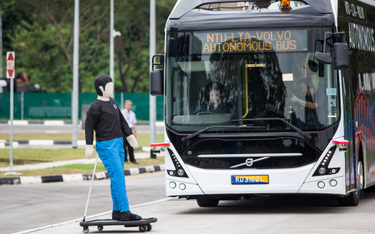 Autonomiczny autobus Volvo testowany w Singapurze pod kątem bezpieczeństwa pieszych i osób korzystaj