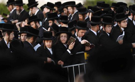 Dzieci ortodoksyjnych Żydów w czasie modlitwy