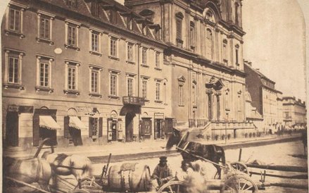 Karol Beyer. Krakowskie Przedmieście z kościołem św. Krzyża, 1858. Muzeum Narodowe w Warszawie. Prze