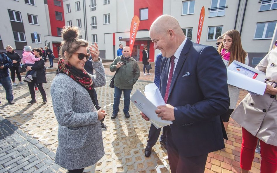 Andrzej Nowakowski (rocznik 1971 r.) ukończył filologię polską na Uniwersytecie Mikołaja Kopernika w